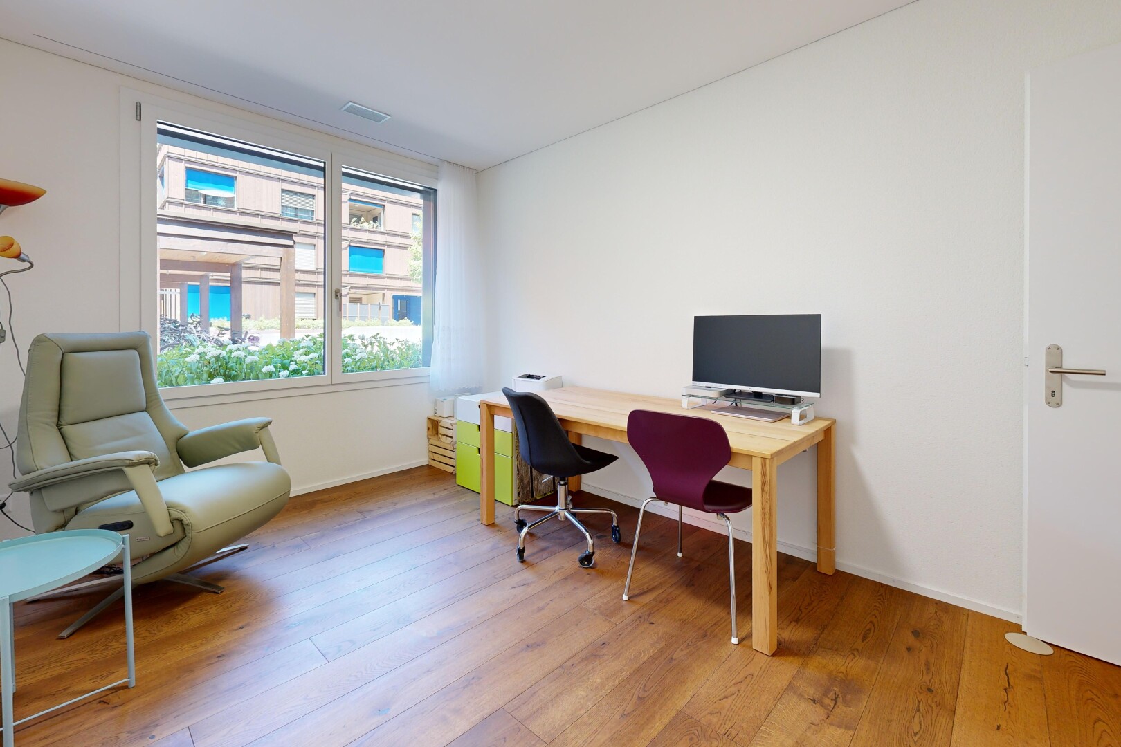 büro mit wood finish floor, holzfußboden, drywall, gipskartonwand, und fernseher
