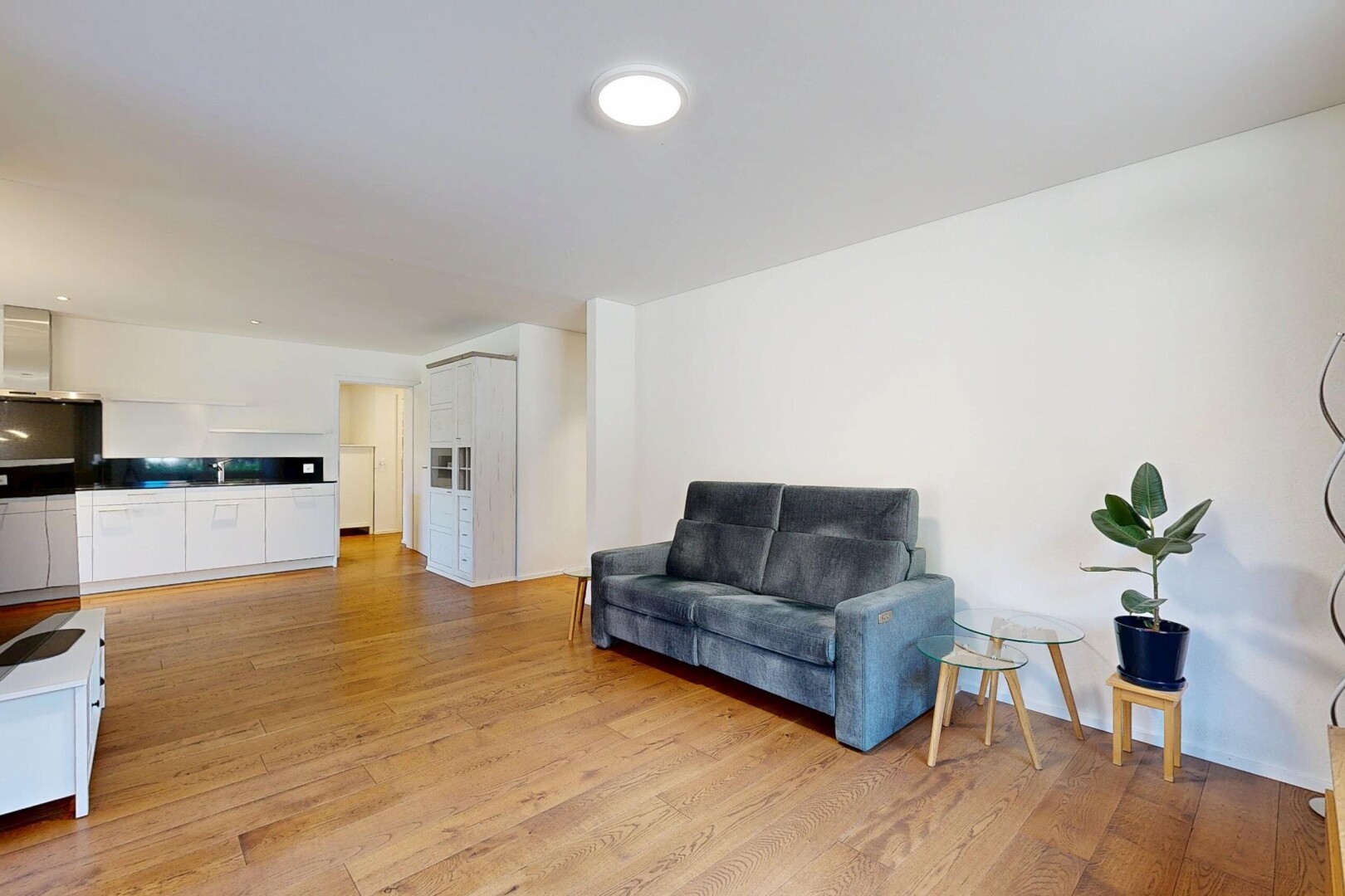 wohnzimmer mit wood finish floor, holzfußboden, drywall, gipskartonwand, und inside property
