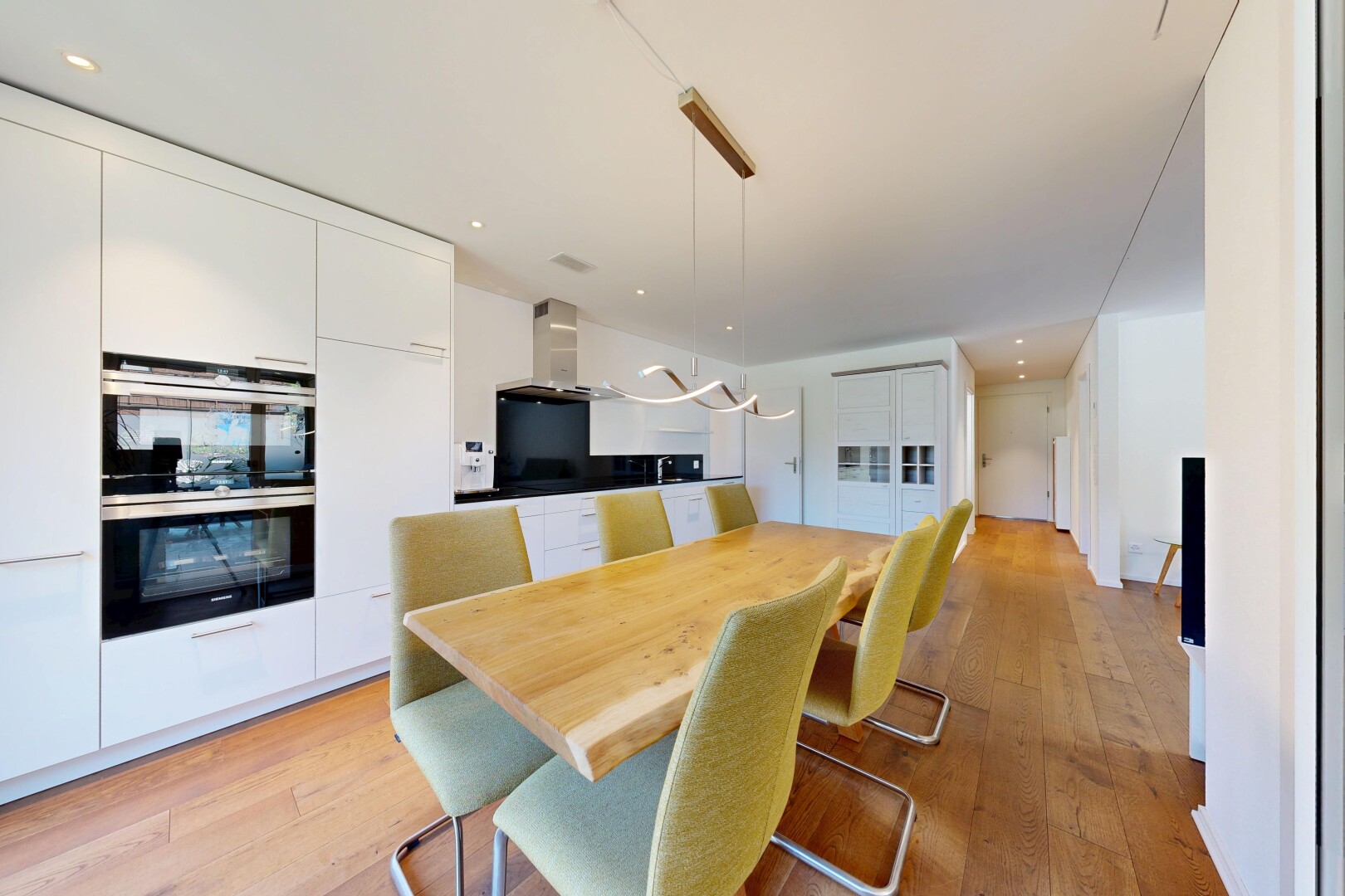 esszimmer mit einbauleuchten, holzfußboden, wood finish floor, light floor, und inside property