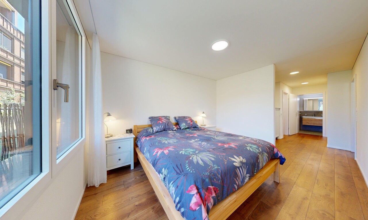 zimmer / schlafzimmer mit drywall, gipskartonwand, wood finish floor, holzfußboden, und einbauleuchten