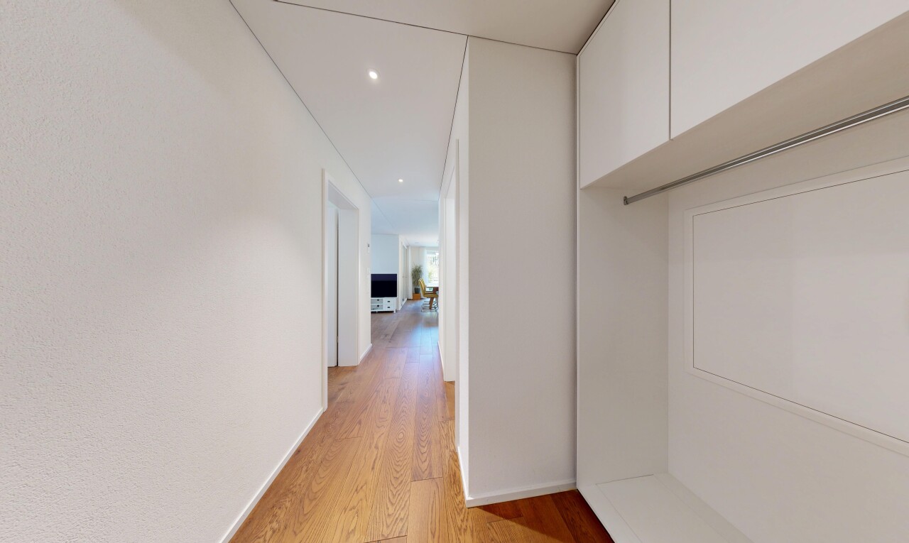 halle / korridor mit wood finish floor, holzfußboden, einbauleuchten, inside property, und baseboards wall