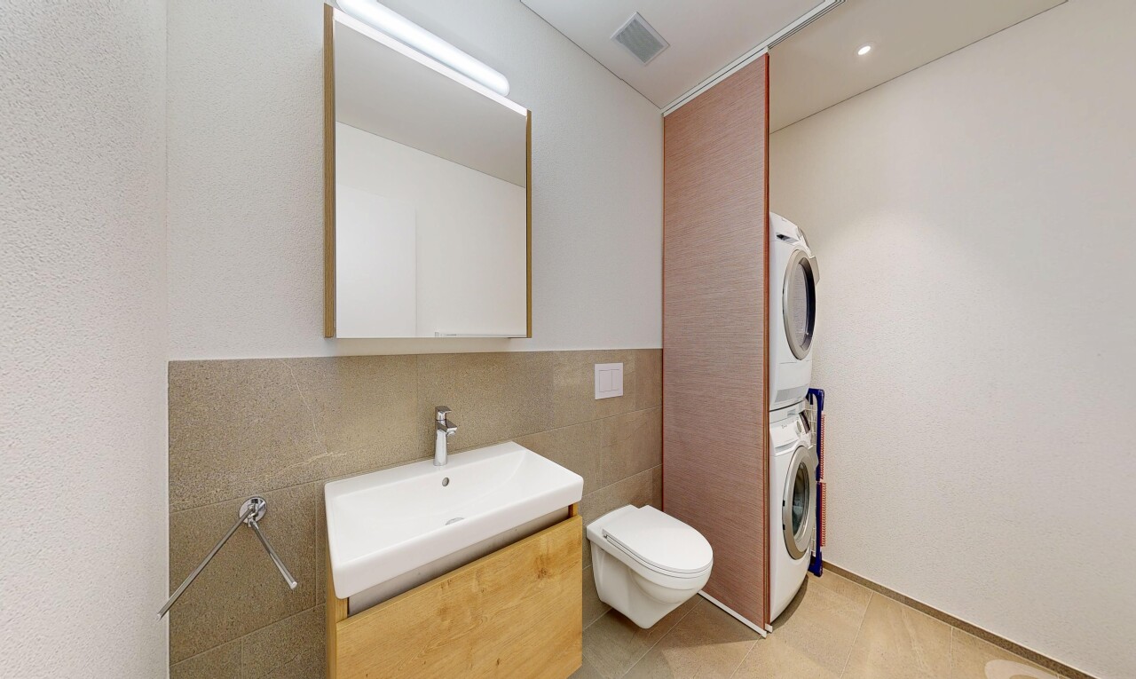 bad mit fliesenwand, tile wall, waschturm, schminktisch, und waschbecken