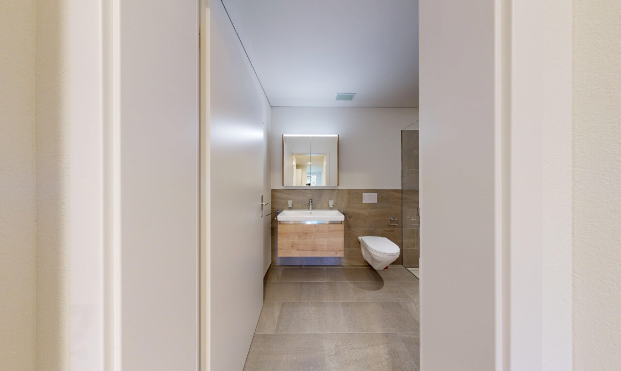 bad mit spiegel, fliesenwand, tile wall, schminktisch, und inside property
