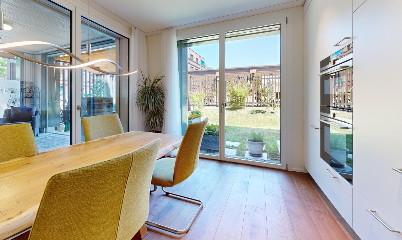 esszimmer mit day time, holzfußboden, wood finish floor, und inside property