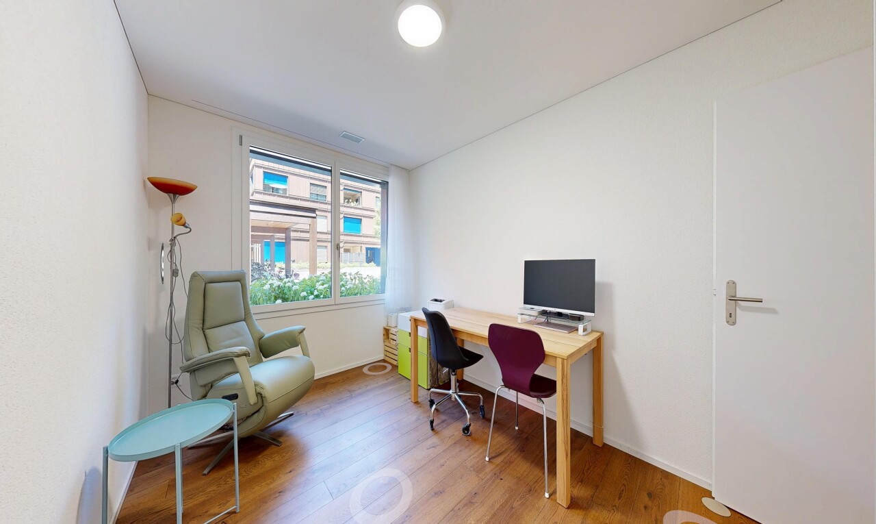 büro mit holzfußboden, wood finish floor, gipskartonwand, drywall, und fernseher
