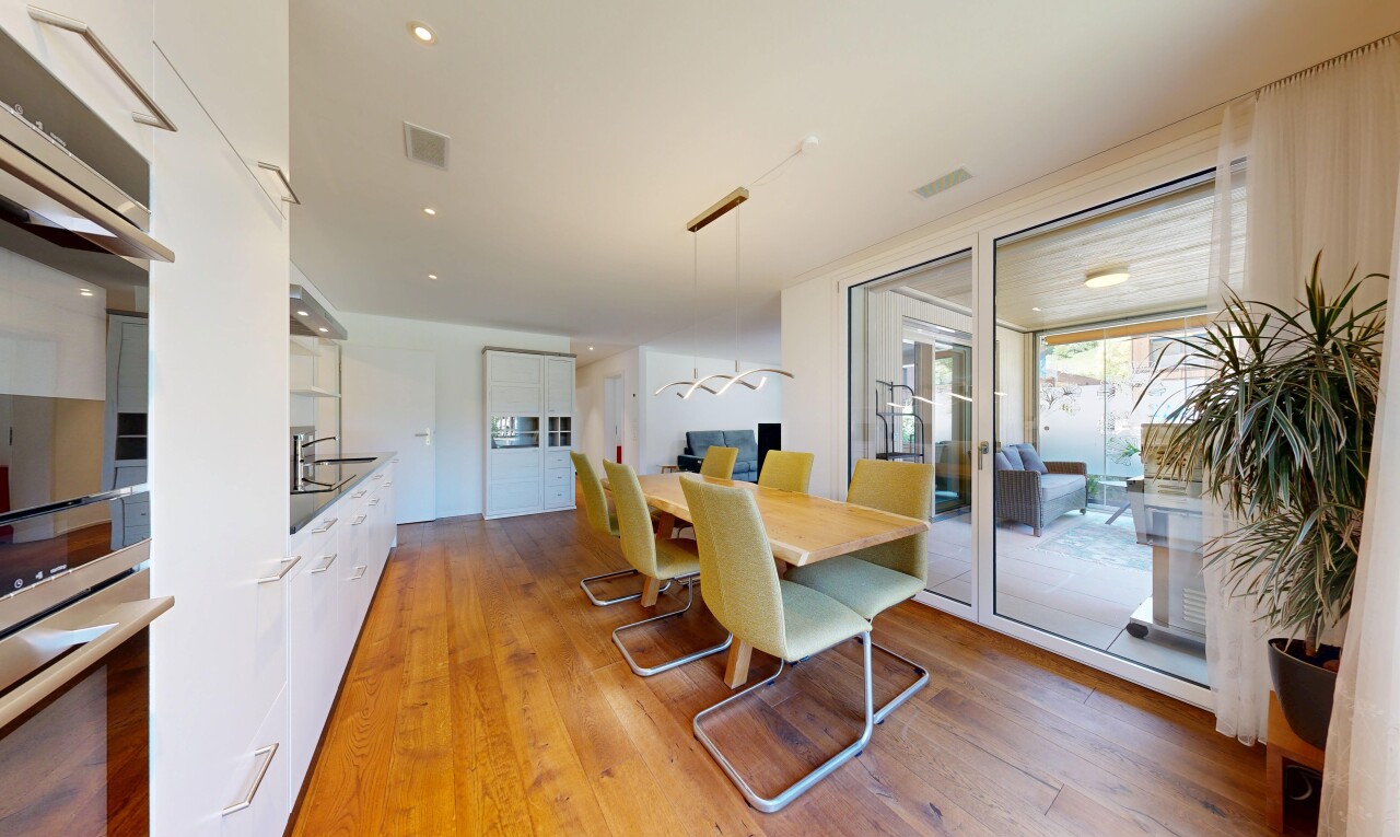 esszimmer mit einbauleuchten, wood finish floor, holzfußboden, inside property, und waschbecken
