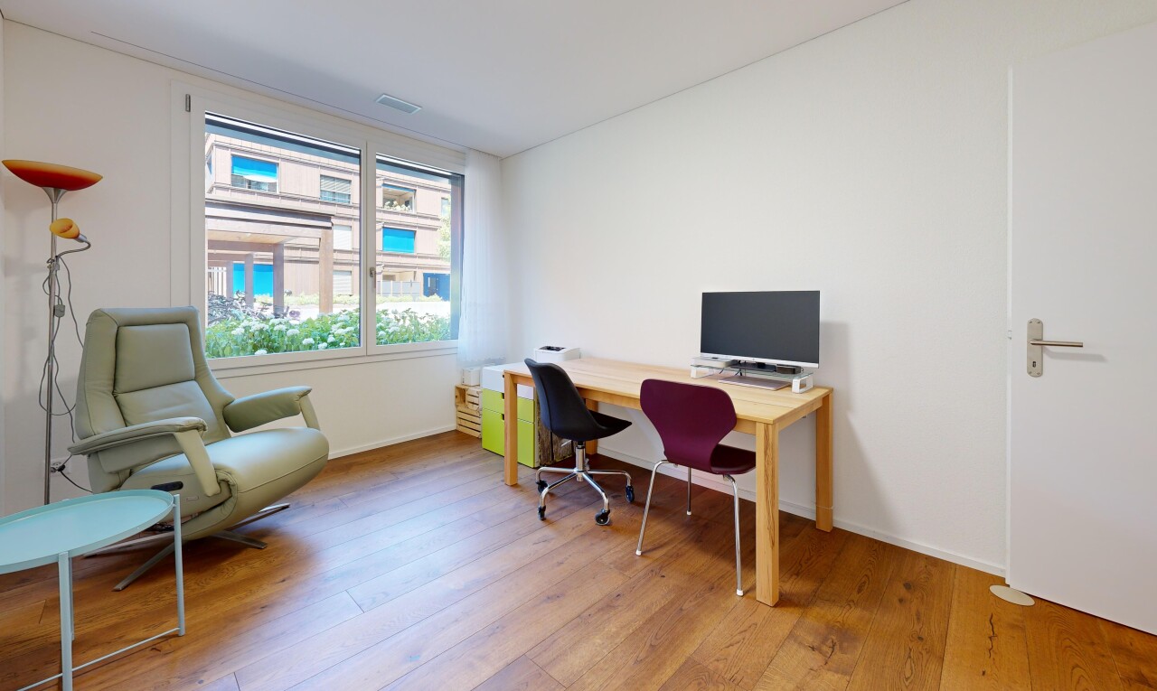 büro mit wood finish floor, holzfußboden, drywall, gipskartonwand, und fernseher