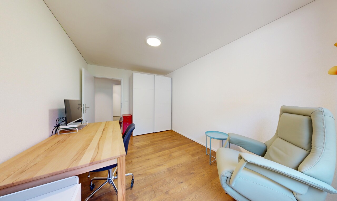 büro mit kleiderschrank, holzfußboden, wood finish floor, gipskartonwand, und drywall