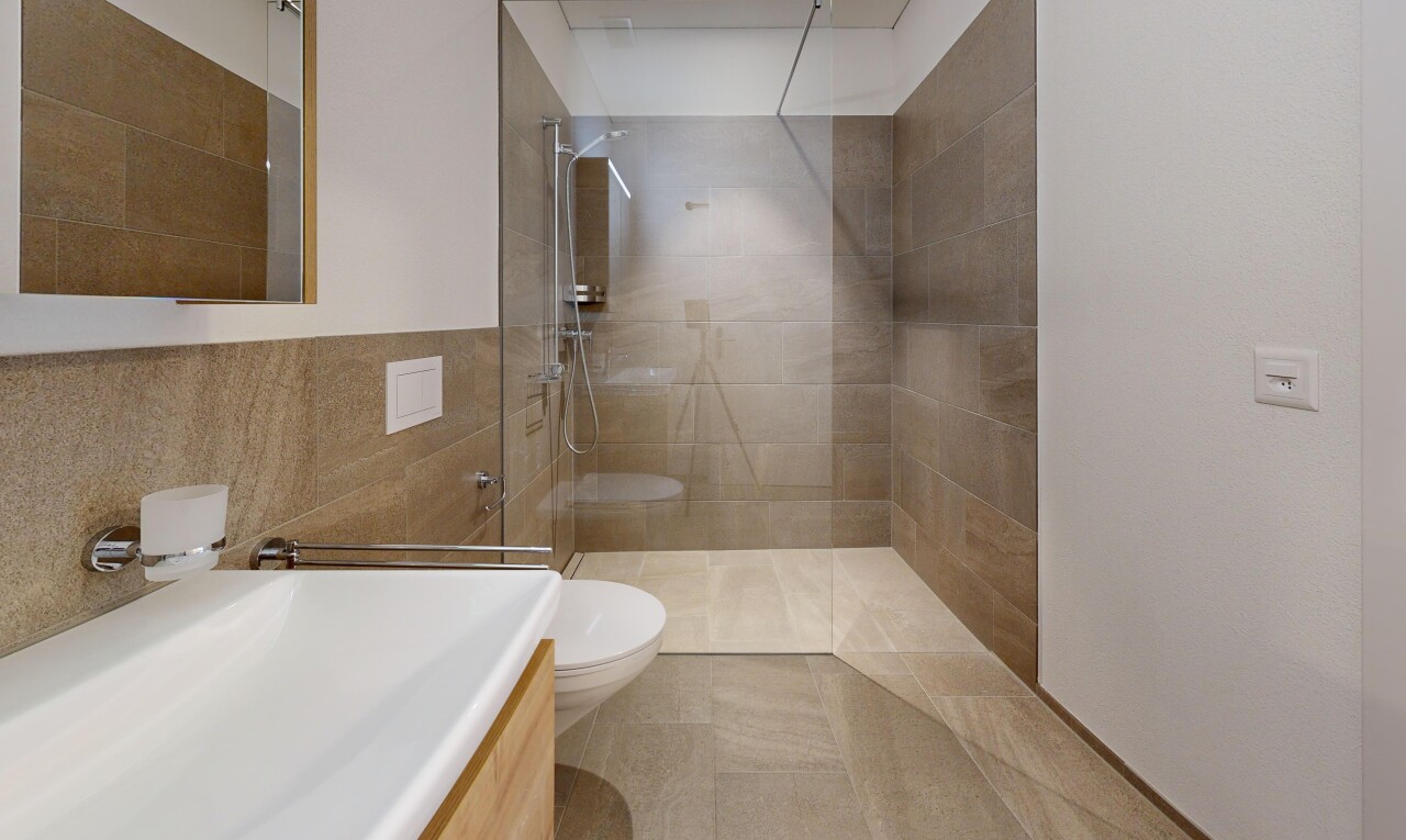 bad mit komplettes badezimmer, dusche, schminktisch, spiegel, und light floor