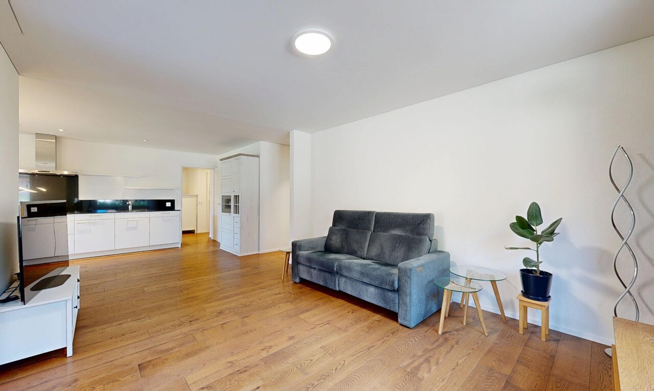 wohnzimmer mit wood finish floor, holzfußboden, drywall, gipskartonwand, und inside property