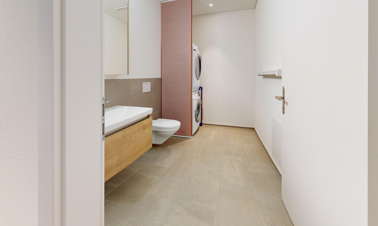 bad mit light floor, waschturm, waschbecken, schminktisch, und inside property