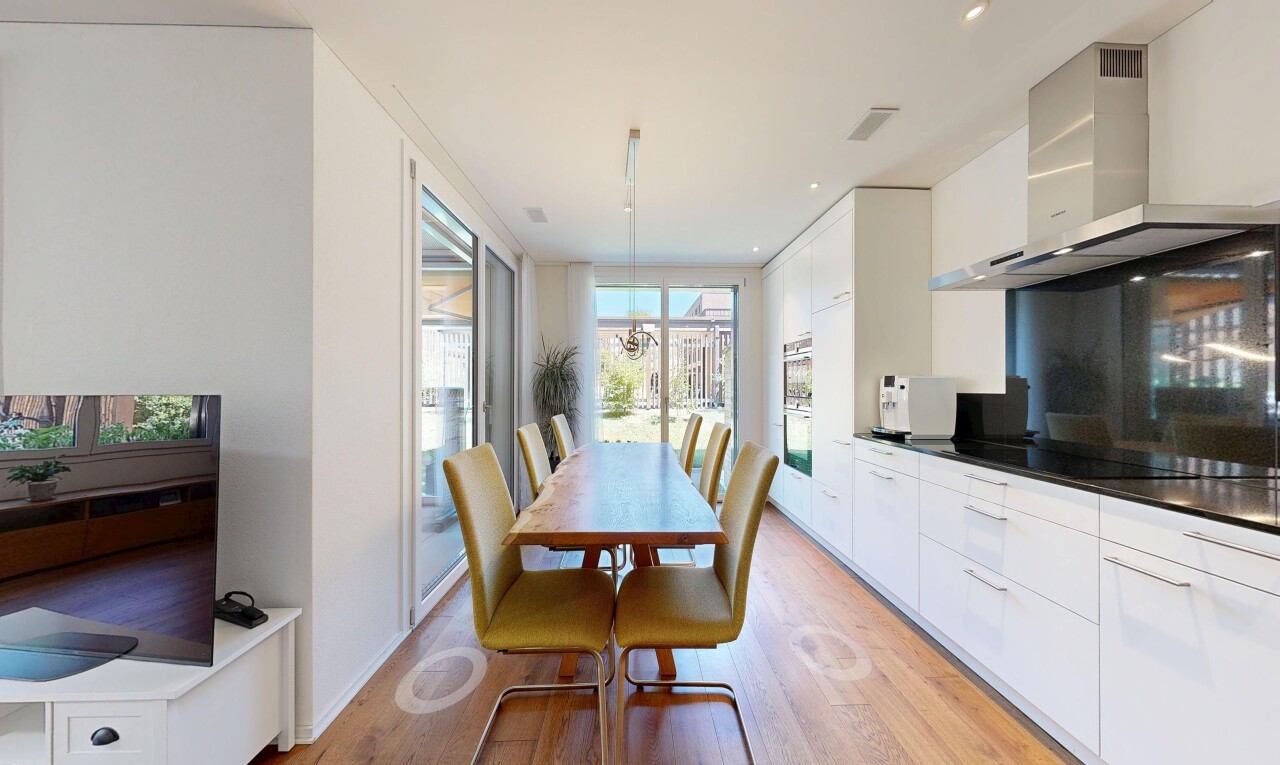 küche mit dunstabzugshaube, flat panel cabinets, schränke mit flachen paneelen, white cabinets, und weiße schränke