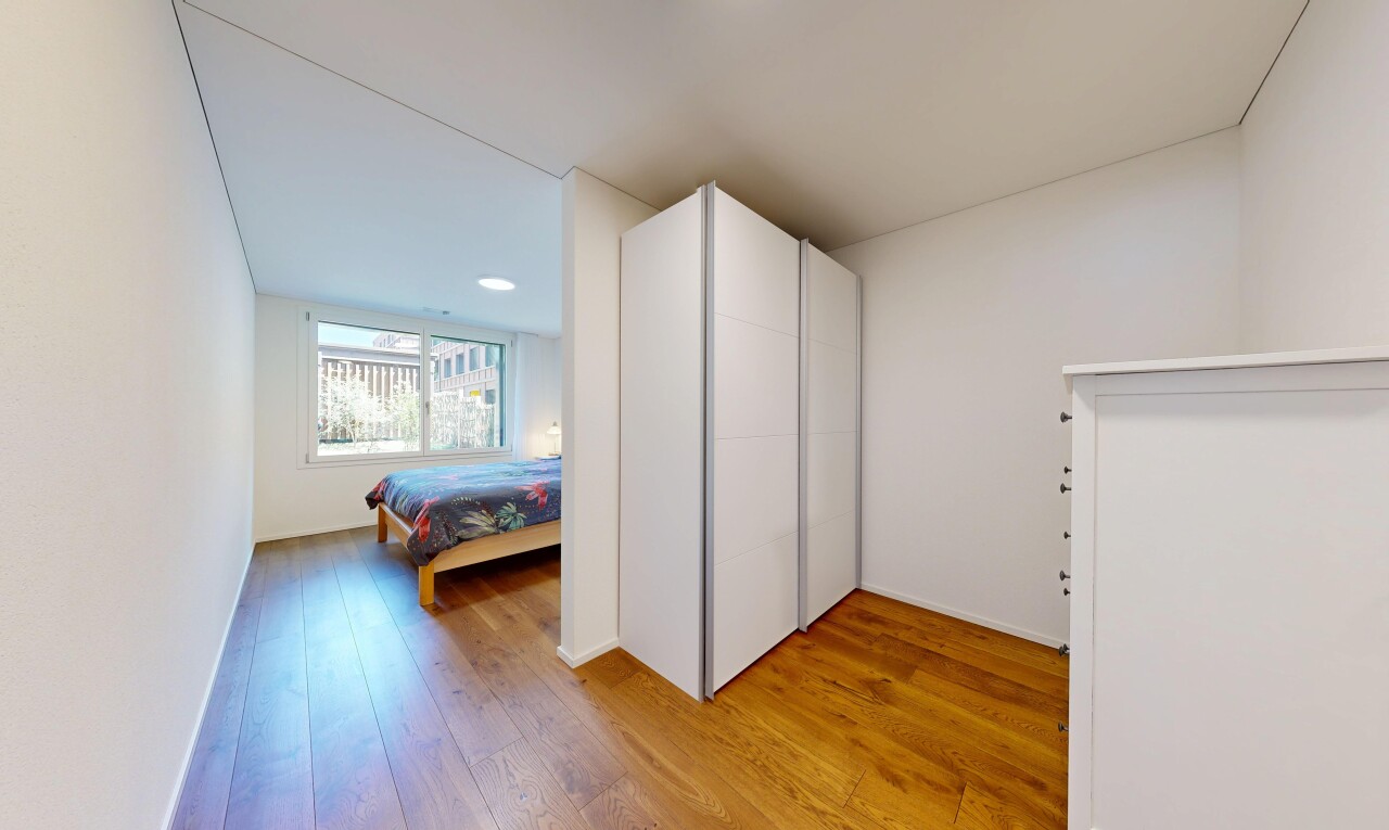 zimmer / schlafzimmer mit holzfußboden, wood finish floor, gipskartonwand, drywall, und inside property