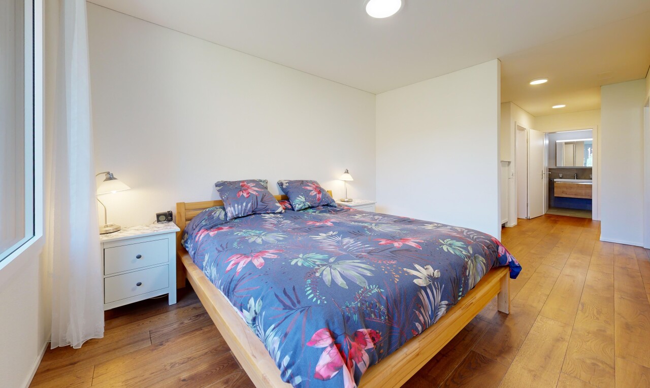 zimmer / schlafzimmer mit gipskartonwand, drywall, holzfußboden, wood finish floor, und inside property
