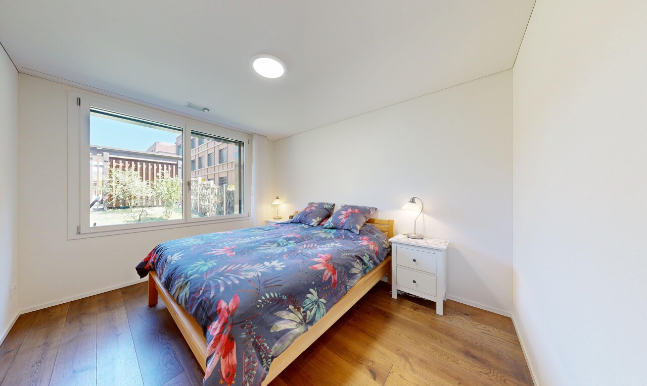 zimmer / schlafzimmer mit gipskartonwand, drywall, holzfußboden, wood finish floor, und inside property