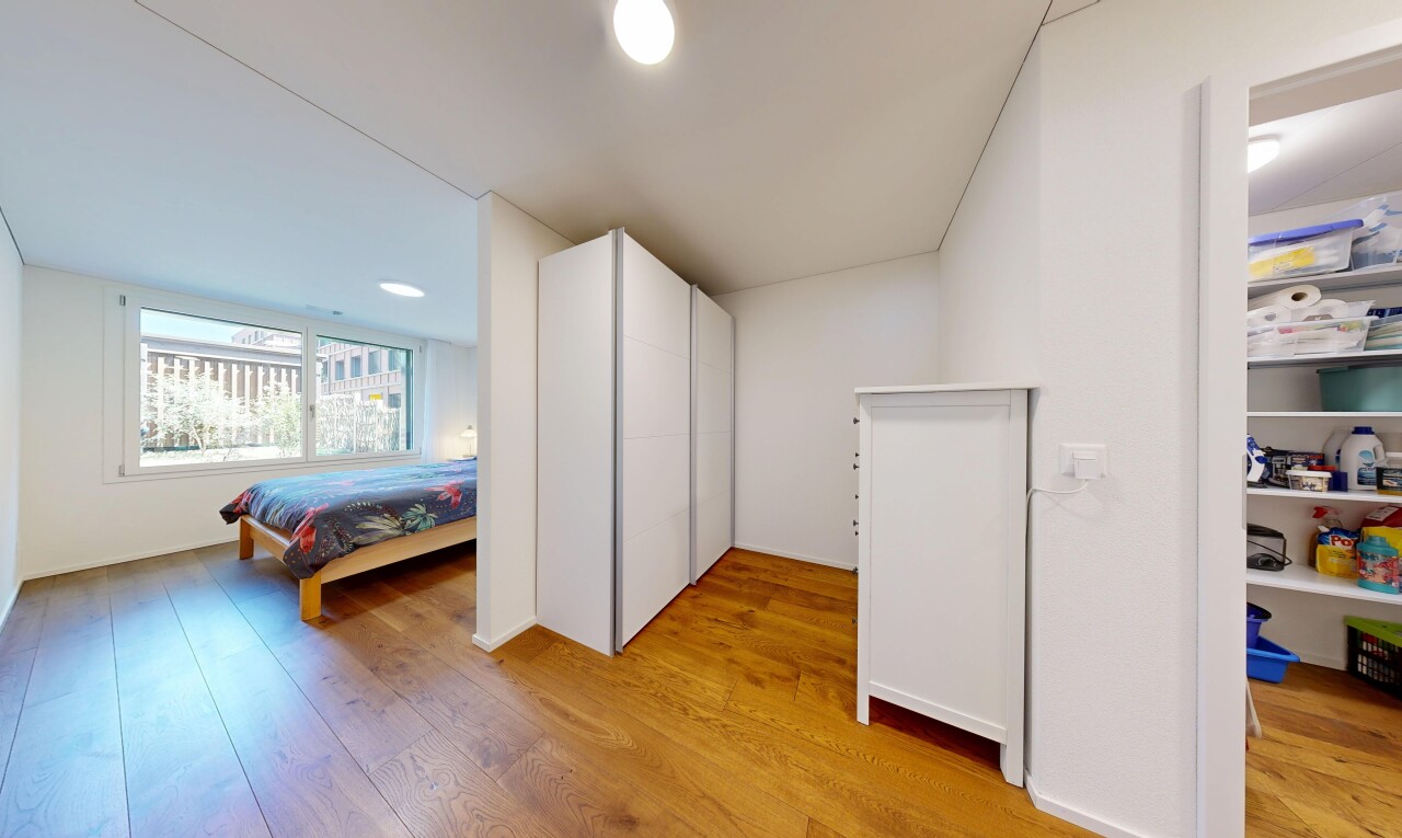 zimmer / schlafzimmer mit wood finish floor, holzfußboden, drywall, gipskartonwand, und inside property