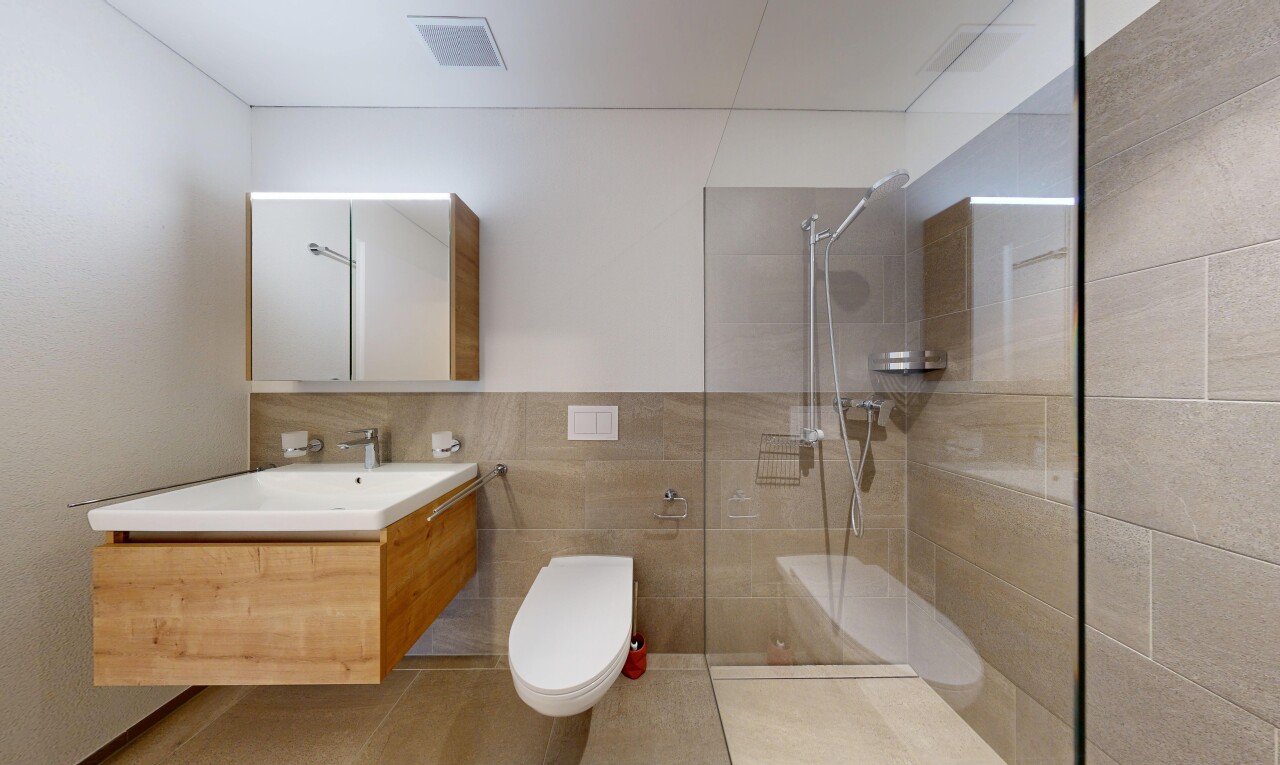 bad mit schminktisch, komplettes badezimmer, spiegel, dusche, und fliesenwand