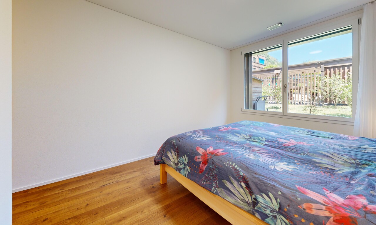 zimmer / schlafzimmer mit gipskartonwand, drywall, holzfußboden, wood finish floor, und inside property