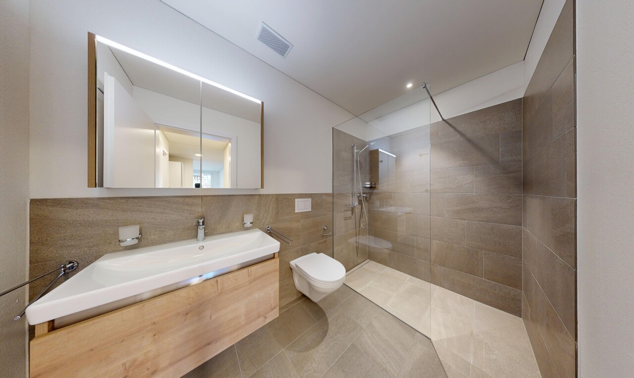 bad mit komplettes badezimmer, dusche, fliesenwand, tile wall, und spiegel