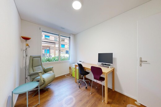 büro mit holzfußboden, wood finish floor, gipskartonwand, drywall, und fernseher