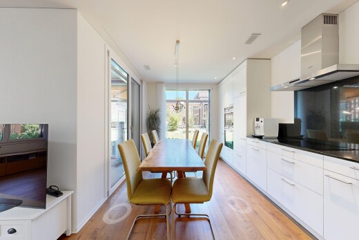 küche mit dunstabzugshaube, flat panel cabinets, schränke mit flachen paneelen, white cabinets, und weiße schränke