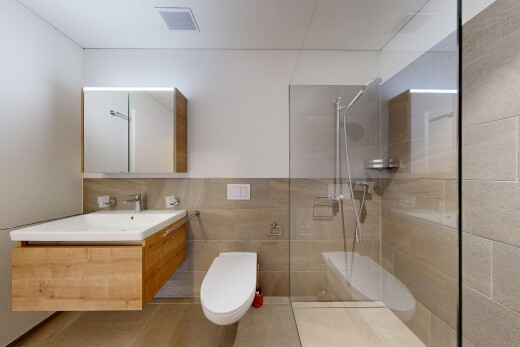 bad mit schminktisch, komplettes badezimmer, spiegel, dusche, und fliesenwand