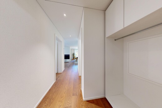 halle / korridor mit wood finish floor, holzfußboden, einbauleuchten, inside property, und baseboards wall