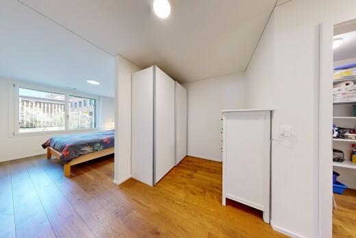 zimmer / schlafzimmer mit wood finish floor, holzfußboden, drywall, gipskartonwand, und inside property