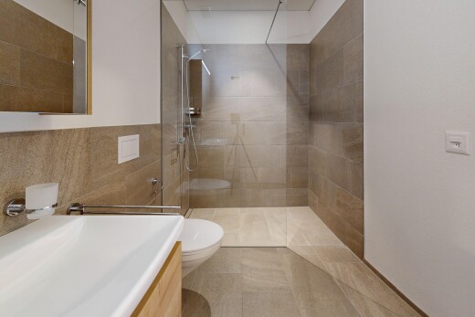 bad mit komplettes badezimmer, dusche, schminktisch, spiegel, und light floor