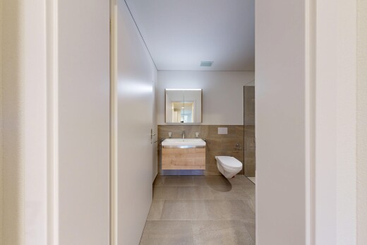 bad mit spiegel, fliesenwand, tile wall, schminktisch, und inside property
