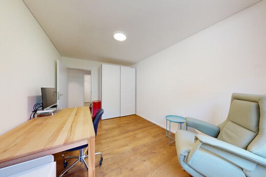 büro mit kleiderschrank, holzfußboden, wood finish floor, gipskartonwand, und drywall