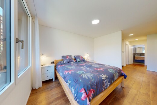 zimmer / schlafzimmer mit drywall, gipskartonwand, wood finish floor, holzfußboden, und einbauleuchten