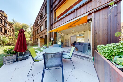 terrasse mit terrasse, essbereich im freien, zaun, day time, und balkon