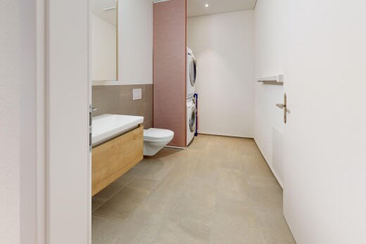 bad mit light floor, waschturm, waschbecken, schminktisch, und inside property