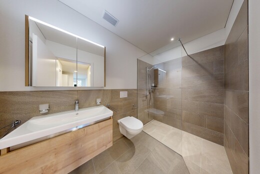 bad mit komplettes badezimmer, dusche, fliesenwand, tile wall, und spiegel
