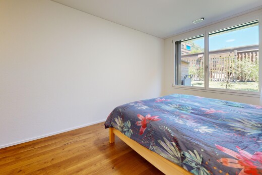 zimmer / schlafzimmer mit gipskartonwand, drywall, holzfußboden, wood finish floor, und inside property