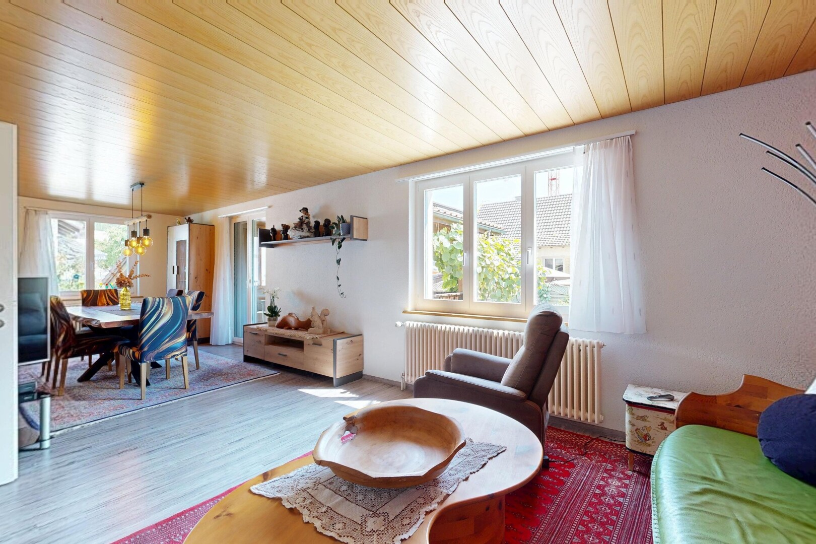 wohn- / esszimmer mit holzdecke, wood ceiling, holzfußboden, wood finish floor, und kühler