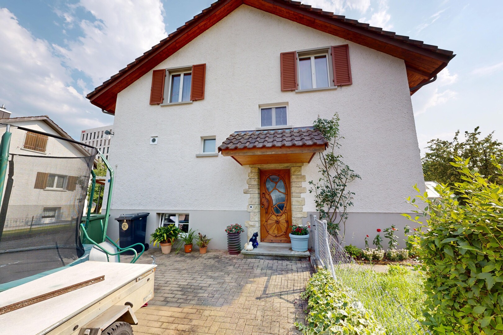 außenansicht mit ziegeldach, stuckverkleidung, property visible, und day time