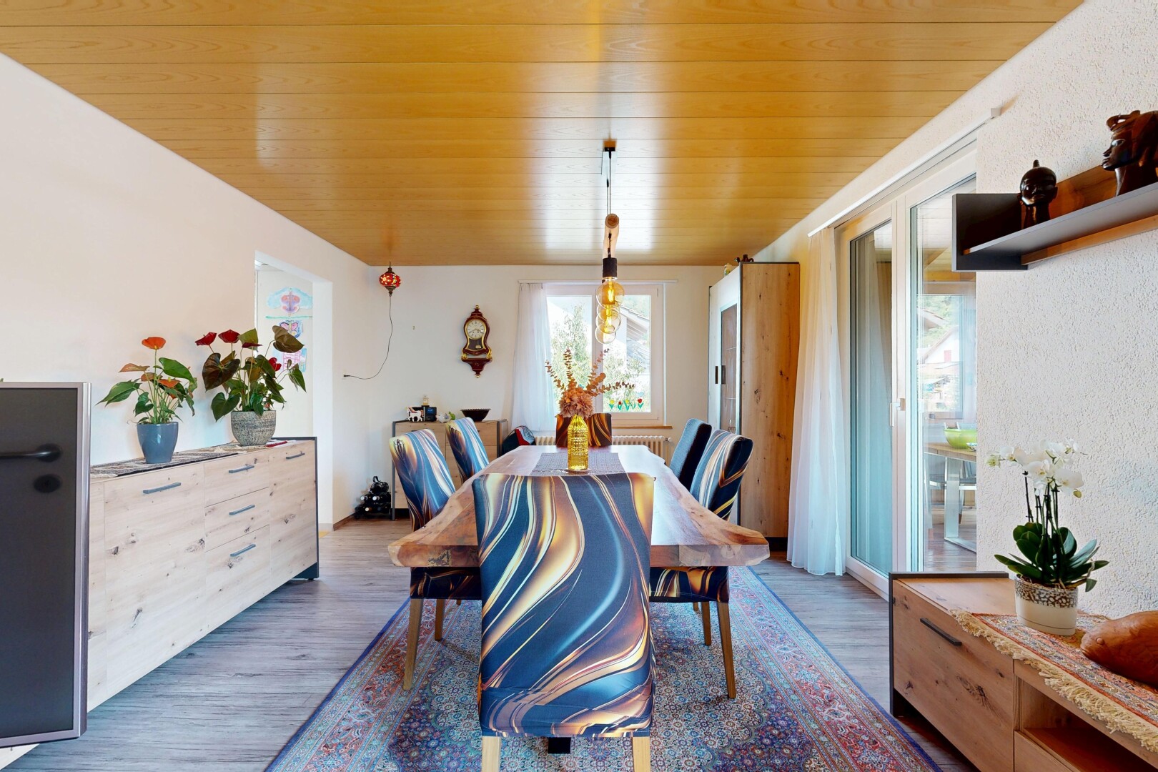 esszimmer mit wood ceiling, holzdecke, wood finish floor, holzfußboden, und inside property