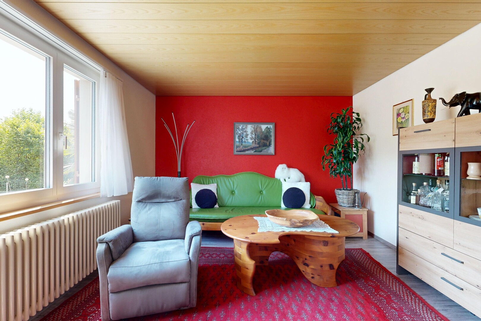 wohnzimmer mit kühler, gipskartonwand, drywall, inside property, und holzfußboden