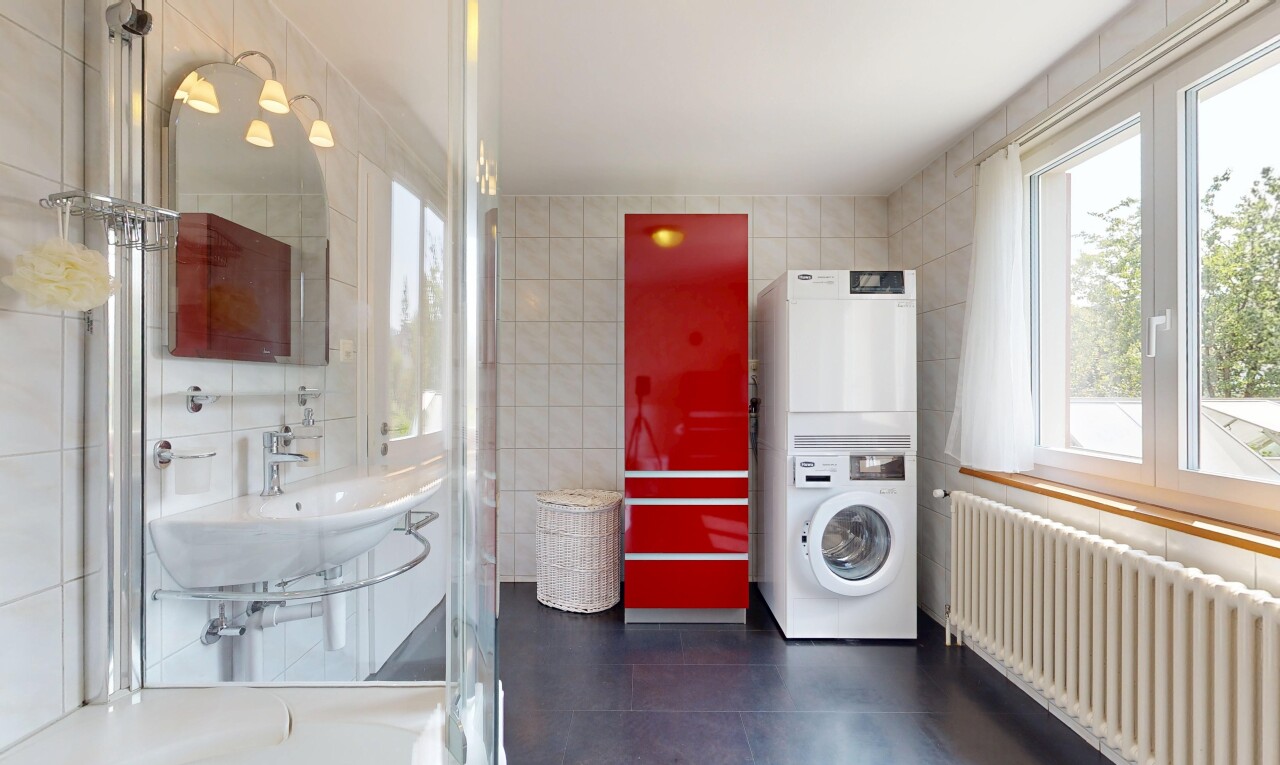 wäschekammer mit tile wall, fliesenwand, kühler, inside property, und wäscherei
