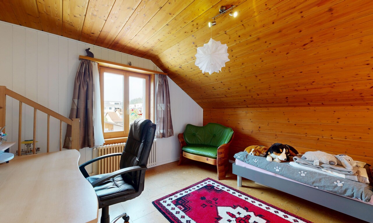 zimmer / schlafzimmer mit holzwand, wood wall, dachschräge, vaulted ceiling, und holzdecke