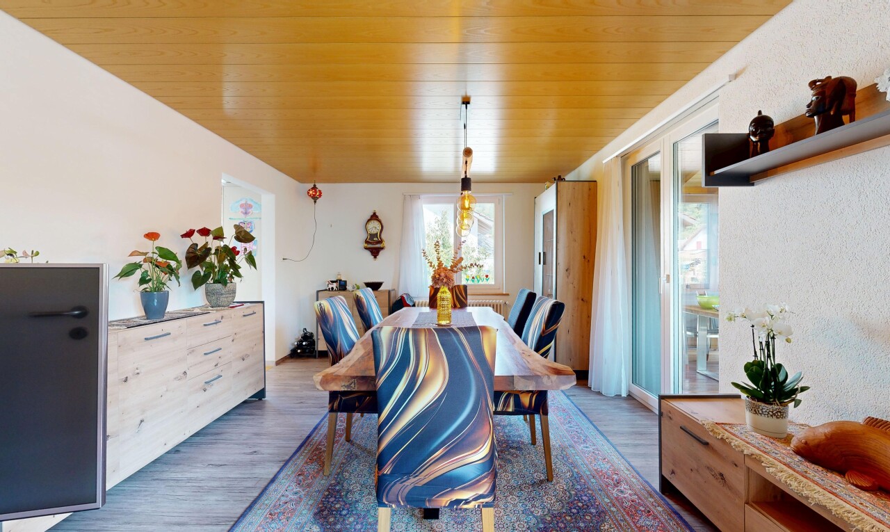 esszimmer mit wood ceiling, holzdecke, wood finish floor, holzfußboden, und inside property