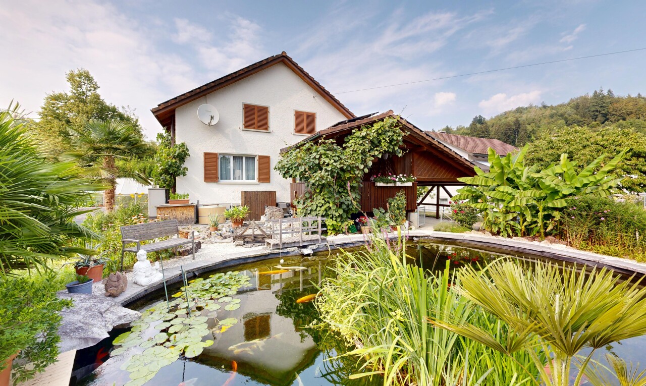 außenansicht mit terrasse, day time, property visible, stuckverkleidung, und from property