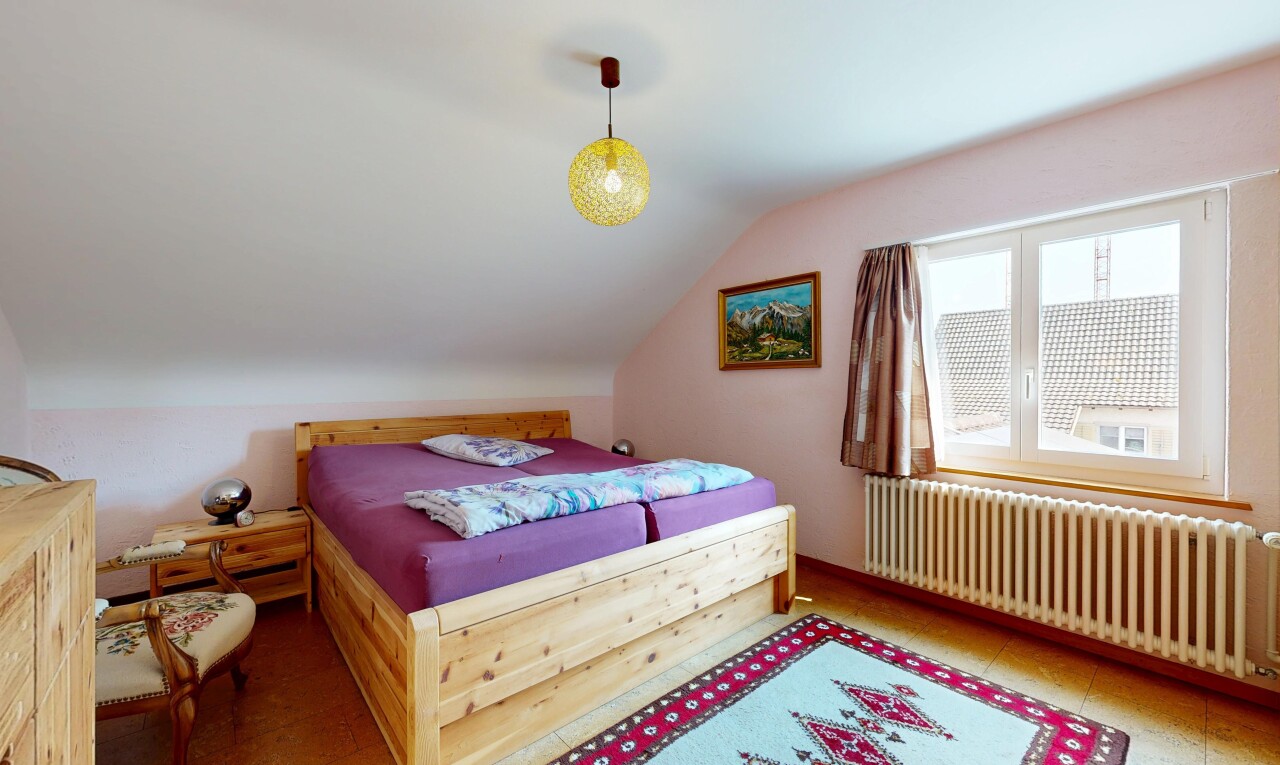 zimmer / schlafzimmer mit kühler, vaulted ceiling, dachschräge, pendelleuchte, und zusätzliches zimmer