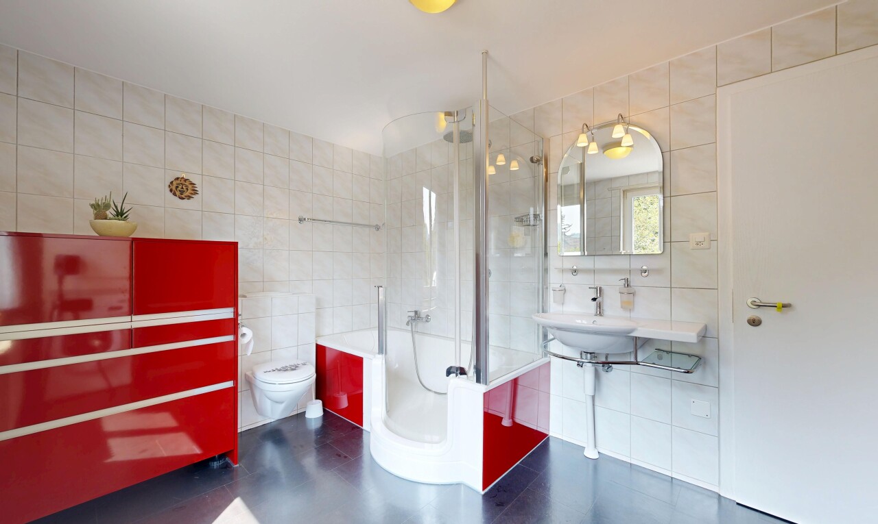 bad mit fliesenwand, tile wall, komplettes badezimmer, bad, und spiegel