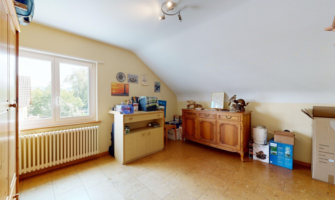 zimmer / schlafzimmer mit kühler, zusätzliches zimmer, vinylboden, vinyl floor, und dachschräge