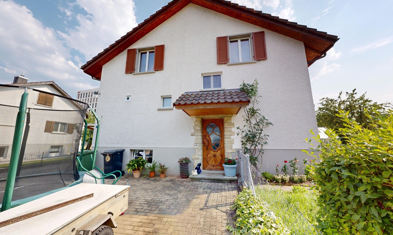außenansicht mit ziegeldach, stuckverkleidung, property visible, und day time