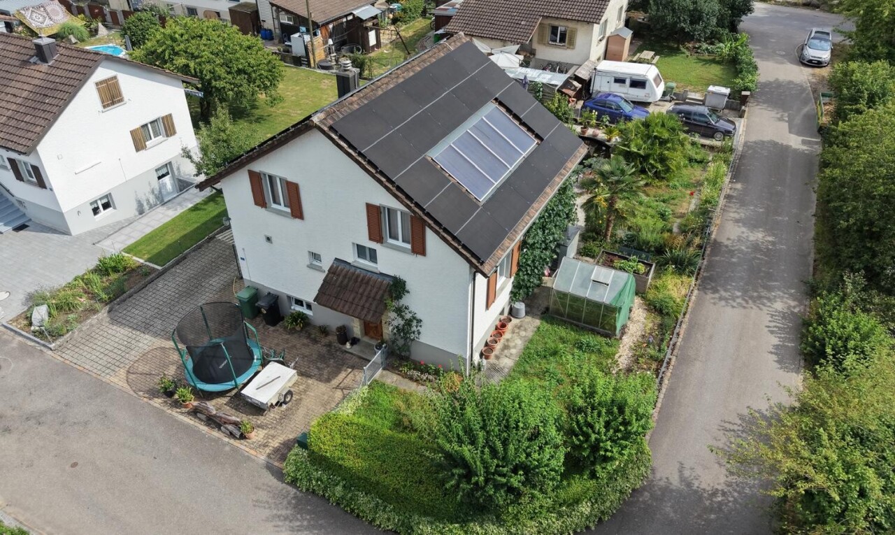 außenansicht mit property visible, drone view, und aerial subject clear