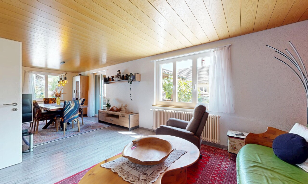 wohn- / esszimmer mit holzdecke, wood ceiling, holzfußboden, wood finish floor, und kühler
